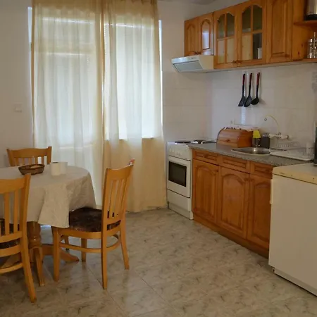 Apartment Bravo 1 George
