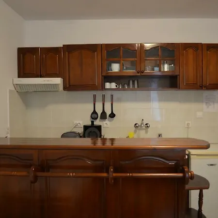 Apartment Bravo 1 George