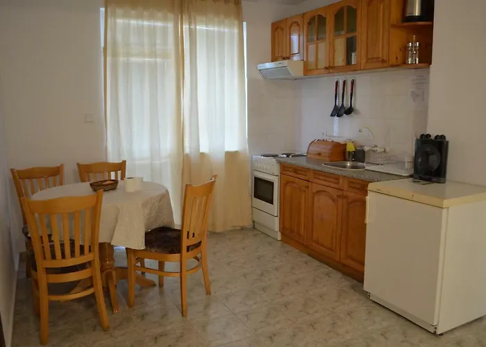 Apartment Bravo 1 George